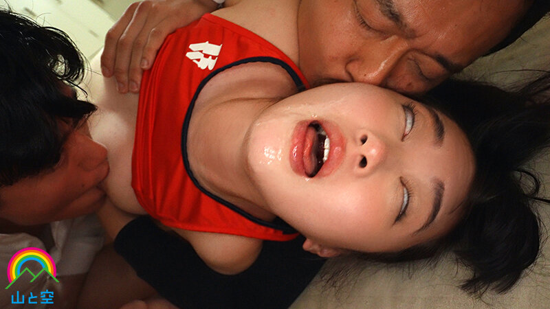 敏感な乳首をこねくり回され我慢できず大量失禁…エロ画像